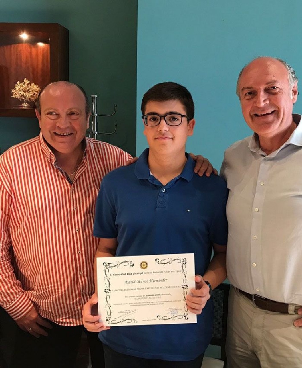 Premio del Club Rotario a David Muñoz por sus excelentes notas en la ESO Premio del Club Rotario a David Muñoz por sus excelentes notas en la ESO