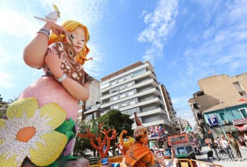 Las fallas vuelven con sus &aacute;cidas cr&iacute;ticas y su colorido a las calles de Elda