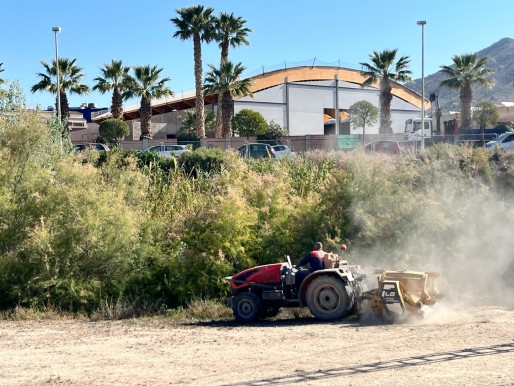 Petrer adelanta la campa&ntilde;a de desbroce de solares urbanos para reducir el riesgo de incendio