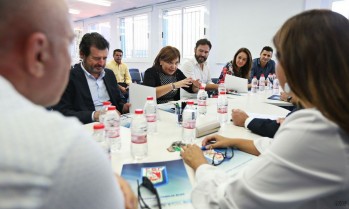 Isabel Bonig visita Sagrada Familia: "Espero que le devuelvan el aula de Bachiller y la libertad de elecci&oacute;n"