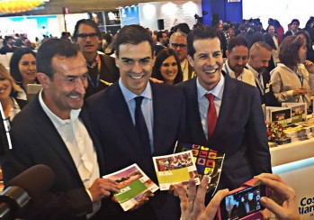Pedro S&aacute;nchez visita el stand de Elda en la feria Fitur