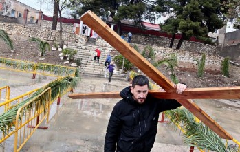 El V&iacute;a Crucis viviente traslada parte de su ubicaci&oacute;n a la plaza Josefina Manresa por seguridad