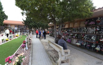 Profanan un nicho en el cementerio de Petrer