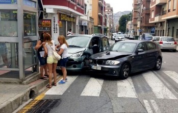 Un accidente en la calle Jaime Balmes corta el tr&aacute;fico en hora punta