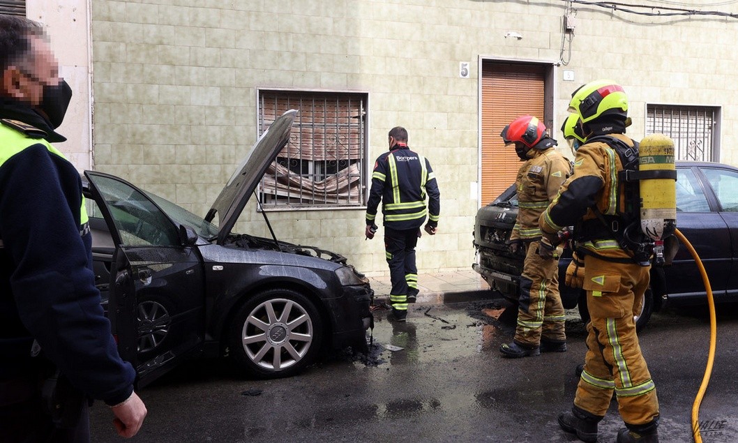 Dos vehículos y una fachada afectados por un incendio en Elda Dos vehículos y una fachada afectados por un incendio en Elda