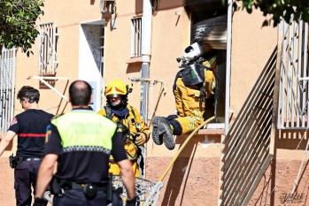 Incendio en una vivienda a 10 metros del mercadillo de Elda