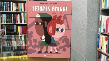 "Mejores amigas (casi siempre)" de Naomi Danis 