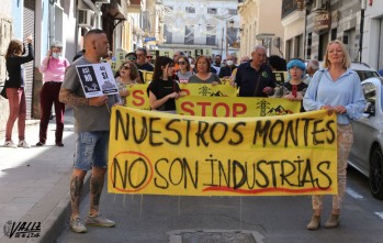 M&aacute;s de un centenar de personas participan en la manifestaci&oacute;n en contra de las macroplantas fotovoltaicas