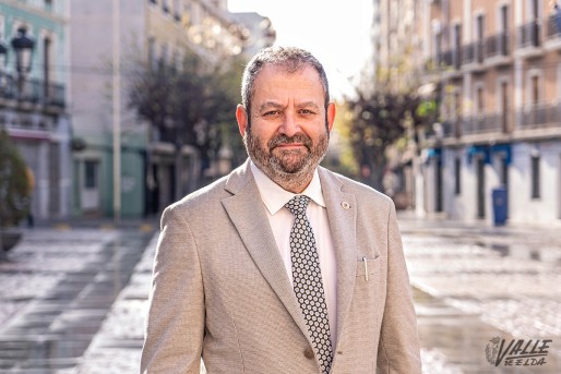 Jos&eacute; Joaqu&iacute;n Mart&iacute;nez apuesta por incentivar la literatura desde la Sede Universitaria de la UA en Elda