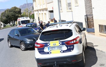 Un polic&iacute;a local de Petrer detiene a un hombre por violencia de g&eacute;nero en el 9 d'Octubre