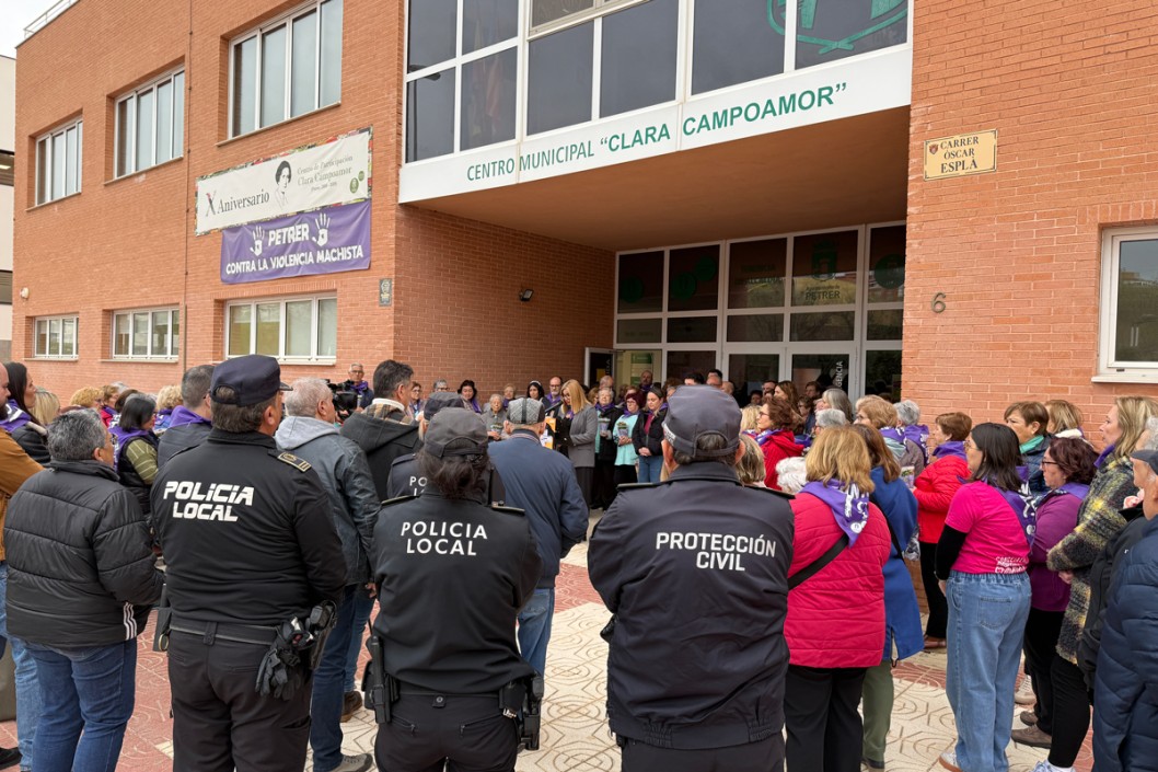 Petrer reivindica una historia diferente con la igualdad como realidad en la lectura del Manifiesto por el 8M
