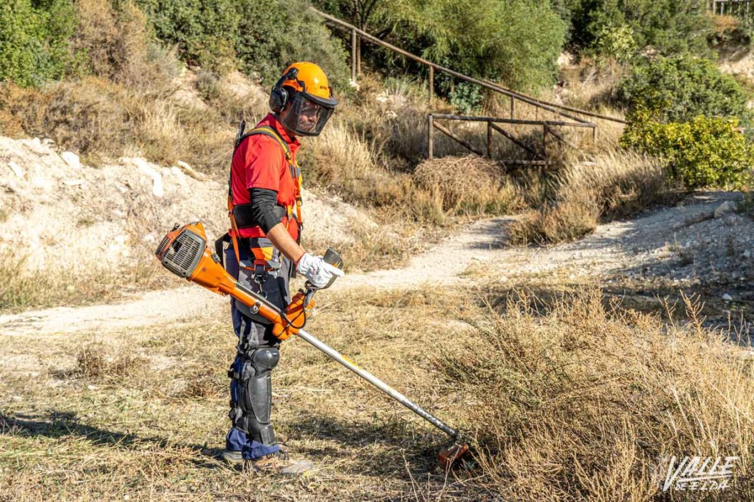 Petrer inicia un plan de empleo para cuidar los parajes frente a los incendios Petrer inicia un plan de empleo para cuidar los parajes frente a los incendios