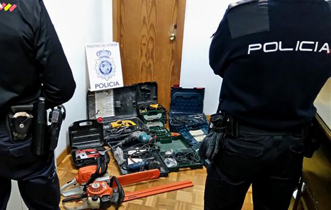 Detienen en Elda a dos personas tras robar en las Dependencias de la Policía Local de Hondón de las Nieves Detienen en Elda a dos personas tras robar en las Dependencias de la Policía Local de Hondón de las Nieves