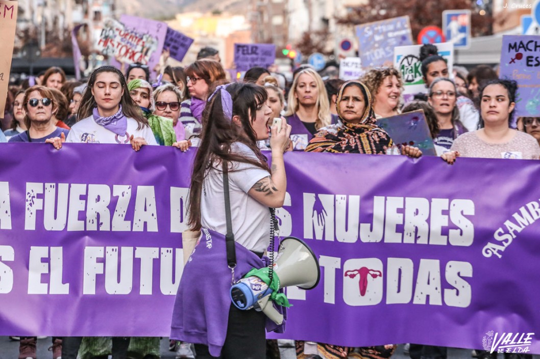 Más de 1.500 personas conforman una gran marea morada por el Día de la Mujer Más de 1.500 personas conforman una gran marea morada por el Día de la Mujer