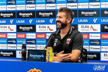Fernando Est&eacute;vez: "El del lunes ser&aacute; un partido muy bonito porque volvemos a Segunda despu&eacute;s de casi seis d&eacute;cadas"