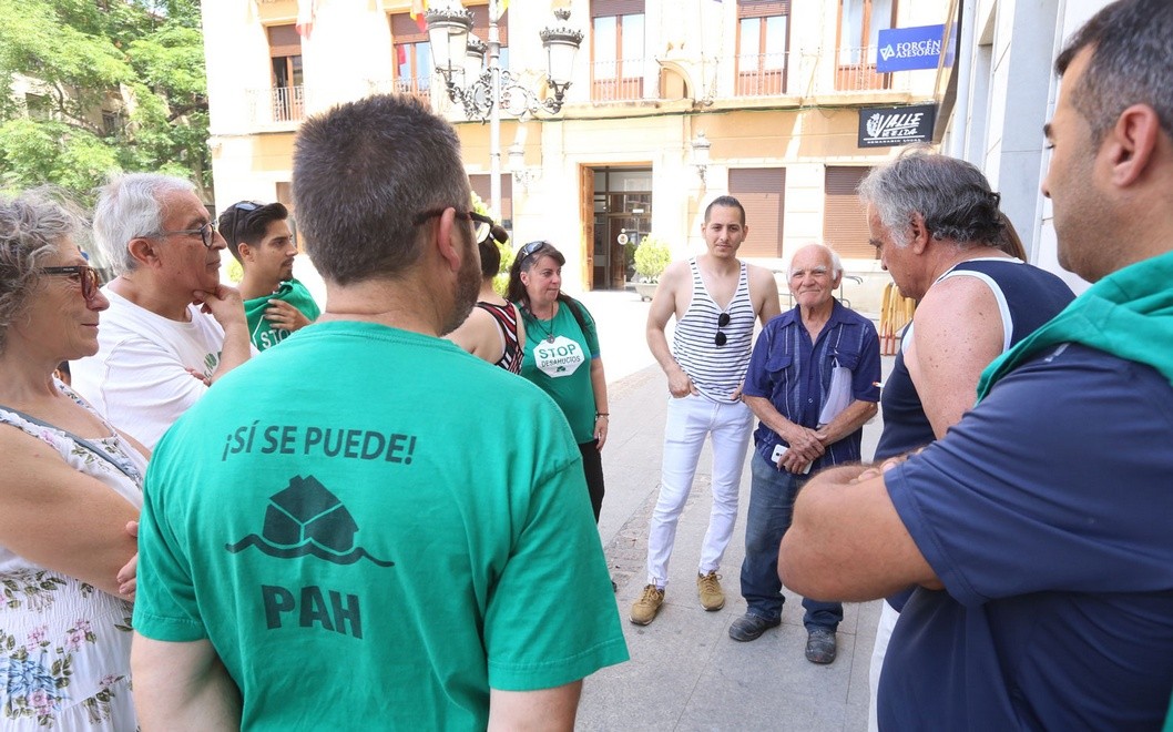 La PAH lucha por frenar el desahucio de una familia con dos hijos menores en Elda La PAH lucha por frenar el desahucio de una familia con dos hijos menores en Elda