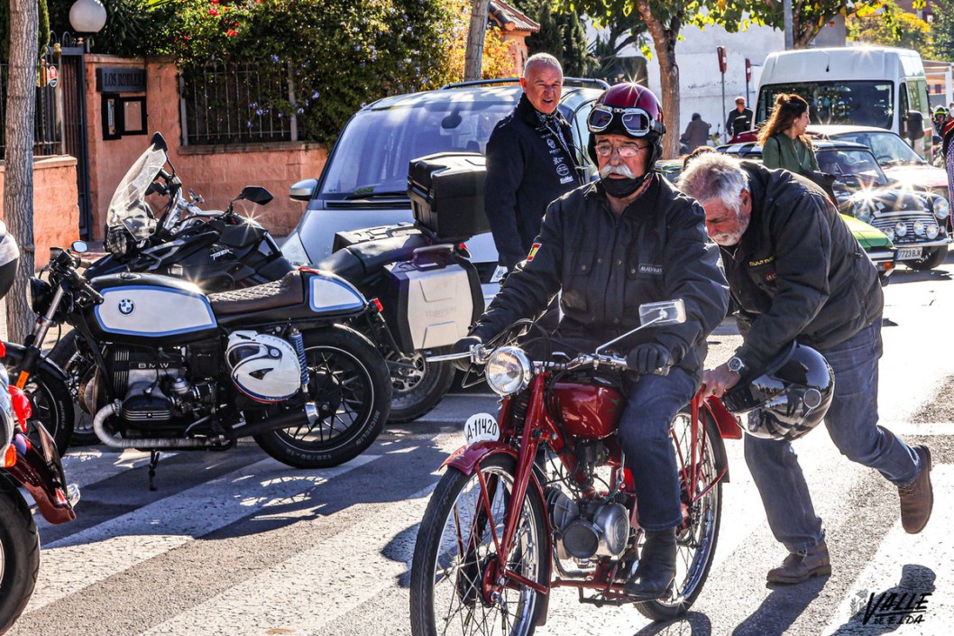 Un centenar de coches y motos antiguos participan en la 18ª Vuelta Vehículos Clásicos de Elda Un centenar de coches y motos antiguos participan en la 18ª Vuelta Vehículos Clásicos de Elda