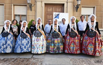 Las Falleras Mayores de Elda y sus Damas de Honor visitan "Valle de Elda"