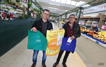 El Mercado Central y el de San Francisco repartir&aacute;n 6.000 bolsas reutilizables