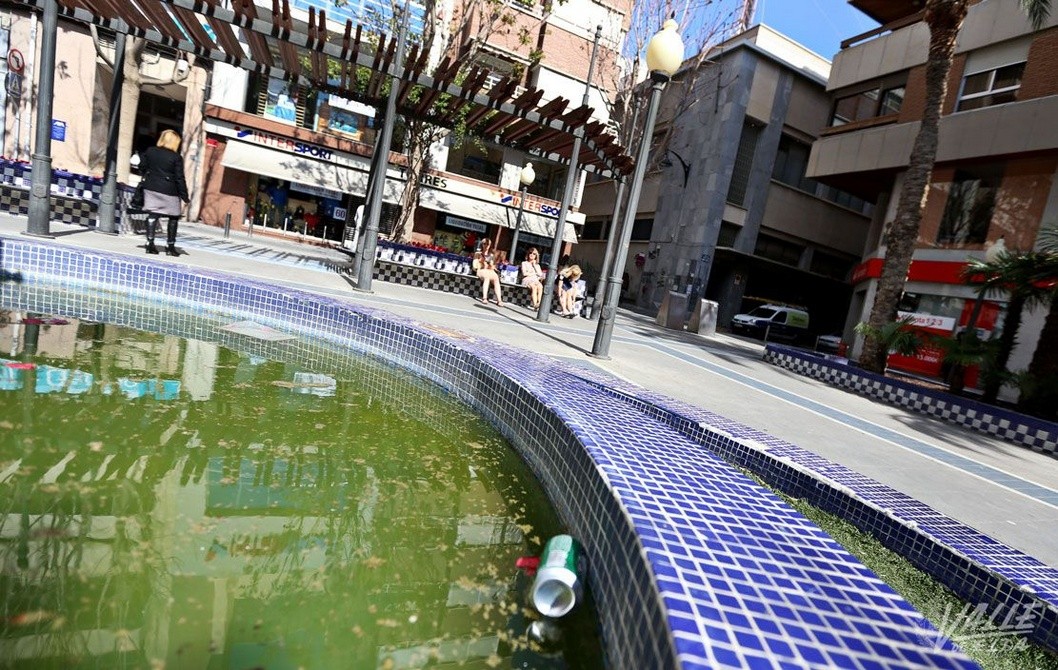 El PP denuncia el estado de "insalubridad" de la Plaza Sagasta El PP denuncia el estado de "insalubridad" de la Plaza Sagasta