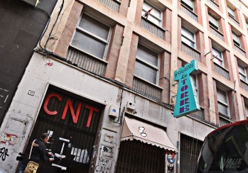 Se produce un incendio en el c&eacute;ntrico edificio de la CNT que podr&iacute;a haber sido provocado