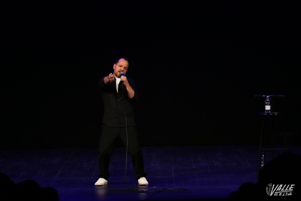 Ángel Martín puso en pie al Teatro Castelar con su monólogo "Nuevo material" Ángel Martín puso en pie al Teatro Castelar con su monólogo "Nuevo material"