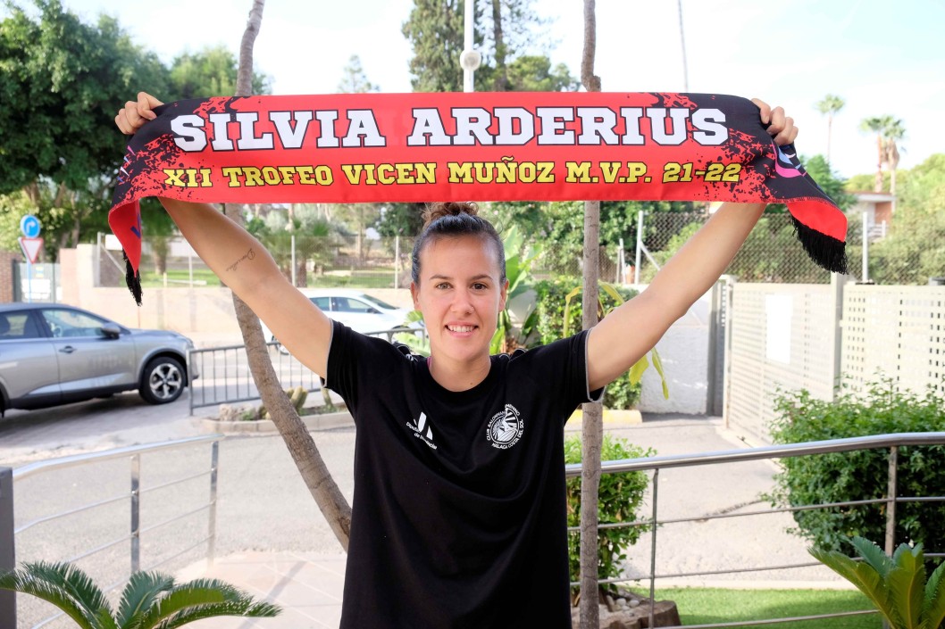 Silvia Arderius recibe el trofeo “Vicen Muñoz” Silvia Arderius recibe el trofeo “Vicen Muñoz”