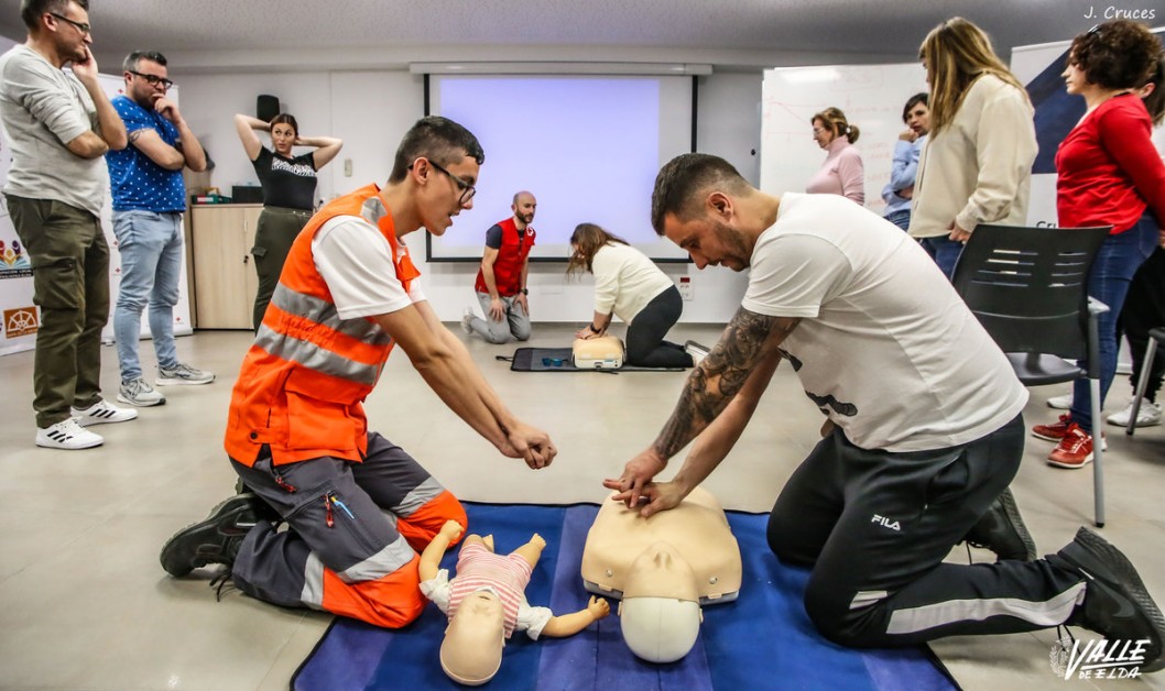 Primeros auxilios para salvar vidas destinados a familias promovidos por las AMPAS y Cruz Roja Primeros auxilios para salvar vidas destinados a familias promovidos por las AMPAS y Cruz Roja