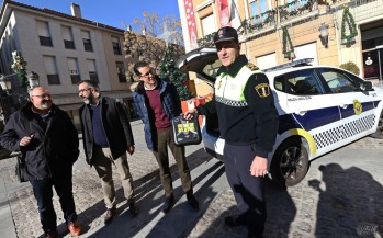 Elda dota a la Polic&iacute;a Local con tres desfibriladores para emergencias