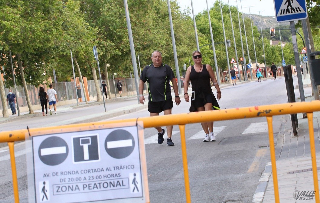 Cierran parte de la avenida de Ronda para hacer deporte y pasear Cierran parte de la avenida de Ronda para hacer deporte y pasear