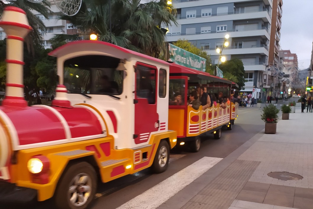 Cientos de personas se suben en el Tren de Navidad Cientos de personas se suben en el Tren de Navidad