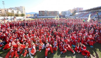 Miles de Pap&aacute;s Noel corren por solidaridad