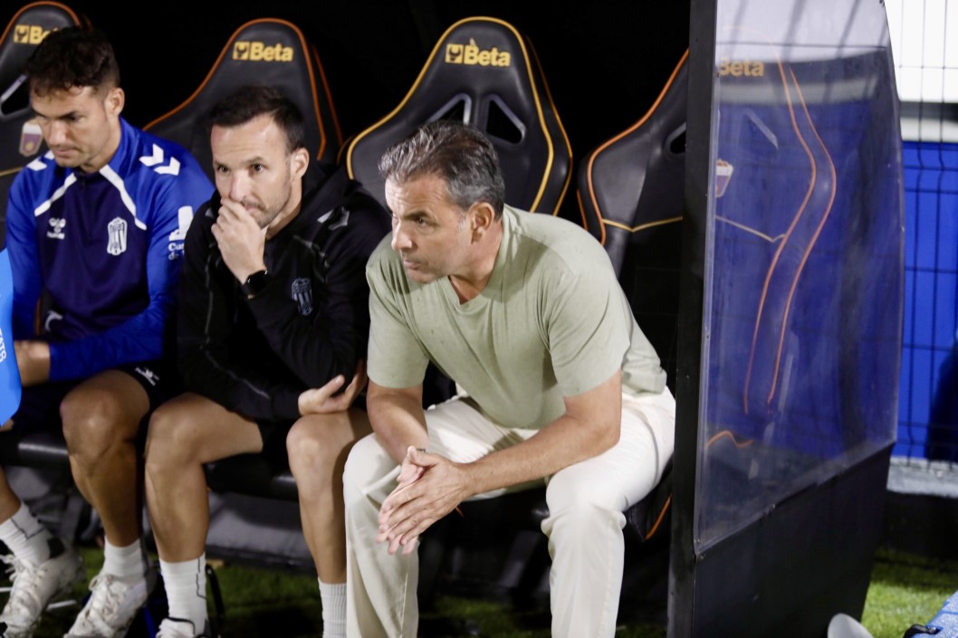 Javi Calleja: "Estamos muy contentos porque nos merec&iacute;amos una victoria as&iacute;"
