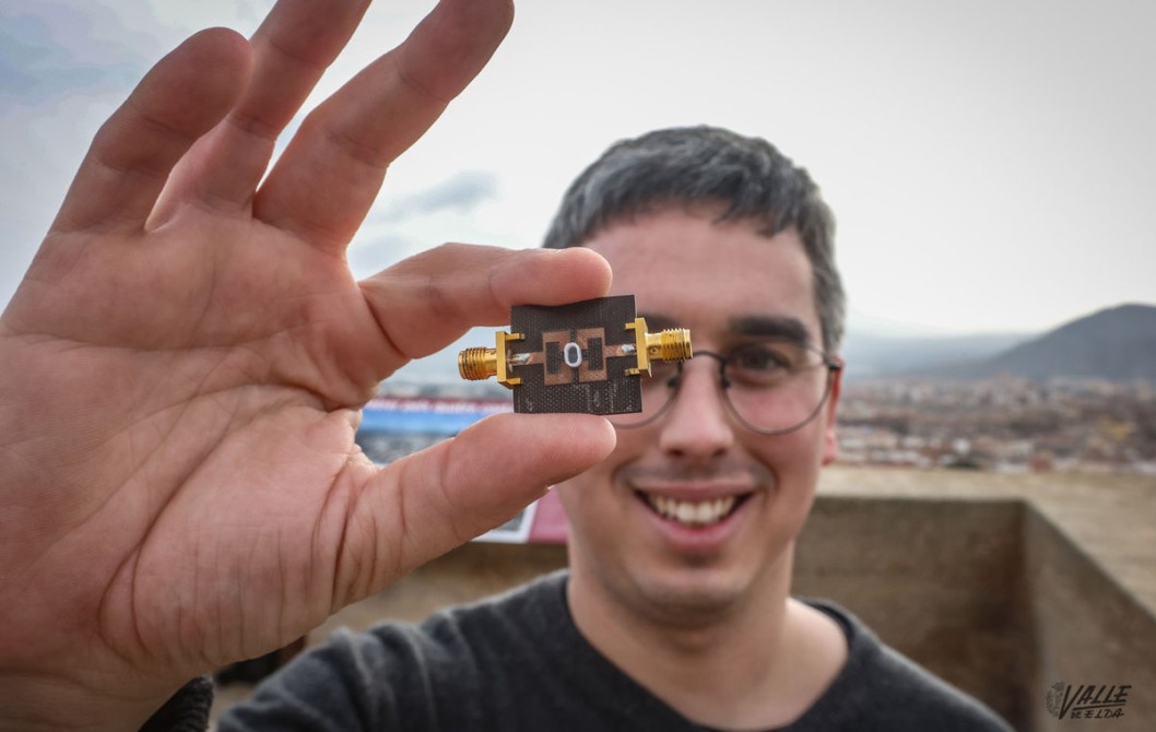 El ingeniero petrerí Carlos Gabriel Juan: "La ciencia es global, yo resuelvo un problema aquí, otro en Pekín, para resolver el grande" El ingeniero petrerí Carlos Gabriel Juan: "La ciencia es global, yo resuelvo un problema aquí, otro en Pekín, para resolver el grande"