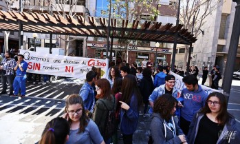 Un centenar de alumnos muestra su rechazo a la LOMCE mediante una concentraci&oacute;n en Plaza Sagasta