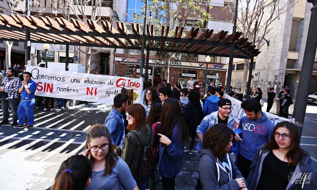 Un centenar de alumnos muestra su rechazo a la LOMCE mediante una concentración en Plaza Sagasta Un centenar de alumnos muestra su rechazo a la LOMCE mediante una concentración en Plaza Sagasta