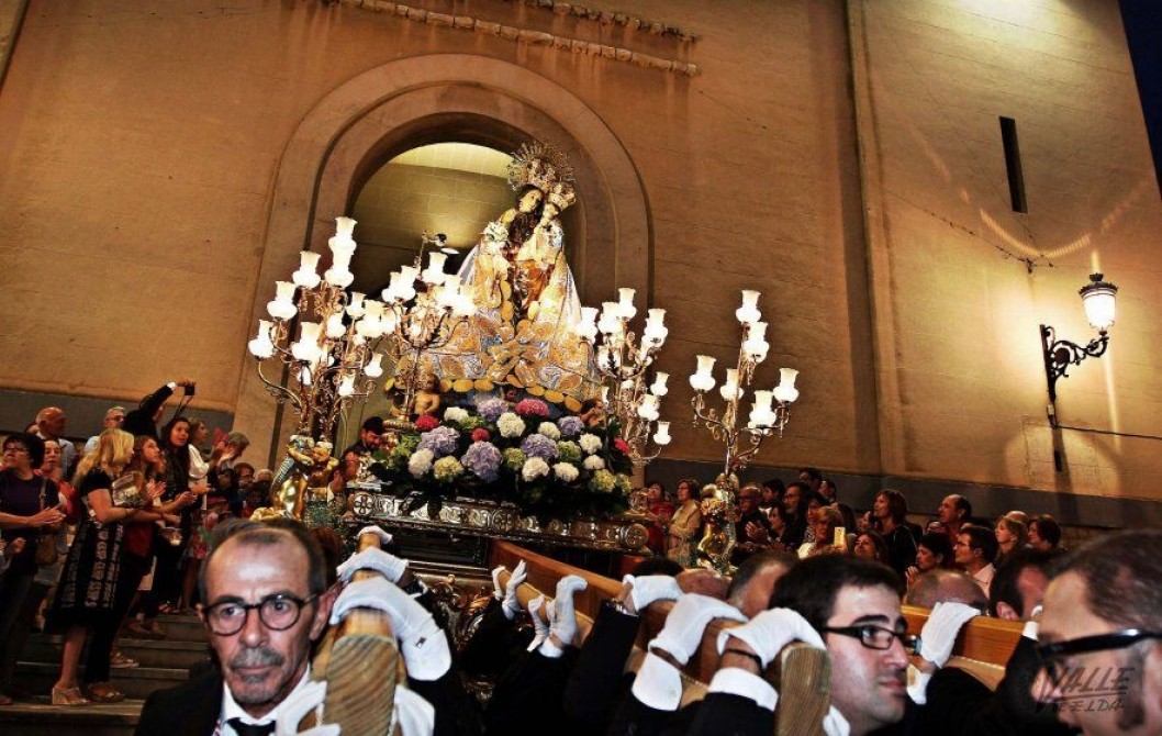 La Virgen de la Salud luce su manto arropada por los eldenses durante la procesión La Virgen de la Salud luce su manto arropada por los eldenses durante la procesión