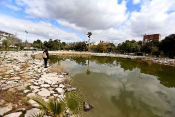 Comienzan a vaciar uno de los lagos de los Jardines del Vinalop&oacute; para su limpieza