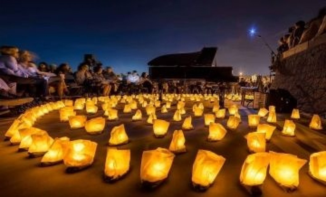 200 velas iluminarán esta noche la Plaza de la Constitución en el concierto del pianista David Gómez 200 velas iluminarán esta noche la Plaza de la Constitución en el concierto del pianista David Gómez