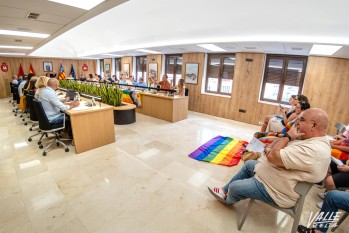 El pleno aprueba la moci&oacute;n socialista por el D&iacute;a Internacional del Orgullo LGBT tras un debate controvertido