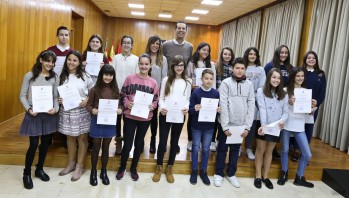 Catorce ni&ntilde;as y tres ni&ntilde;os de Primaria obienen el premio al mejor expediente